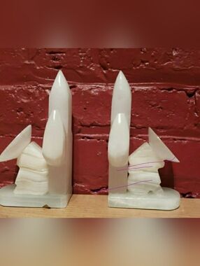 CREAMY WHITE GLASS SLEEPING G SOMBRERO ACCENT/BOOKENDS